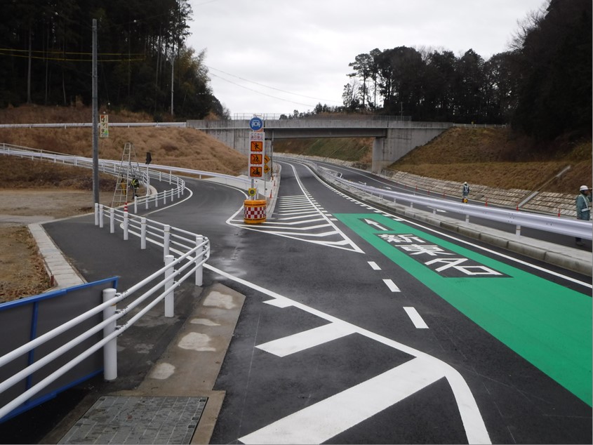 新東名高速道路新城ＩＣ入口の舗装工事を担当しました。