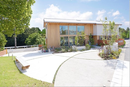 2014年に新築の新社屋「コスモの木の家」は木の香が溢れています。